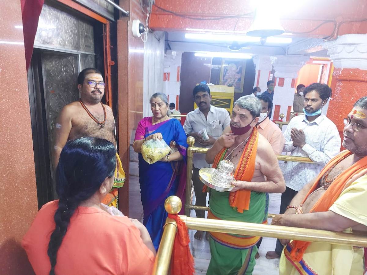 Actress annapurna | ధ్యానాంజనేయ స్వామికి సినీ నటి అన్నపూర్ణ పూజలు