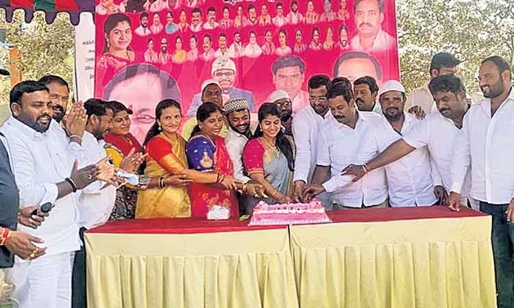 ఘనంగా సీఎం కేసీఆర్‌ జన్మదిన వేడుకలు