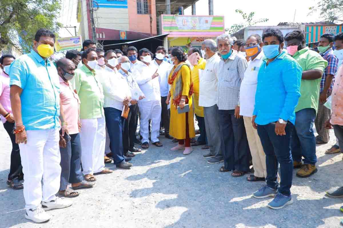 ఇబ్బందుల్లేకుండా రోడ్లను విస్తరించాలి