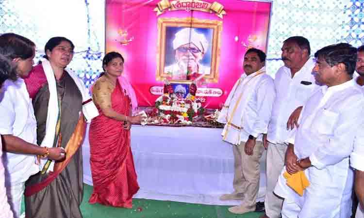 మంత్రి సత్యవతికి ప్రముఖుల పరామర్శ