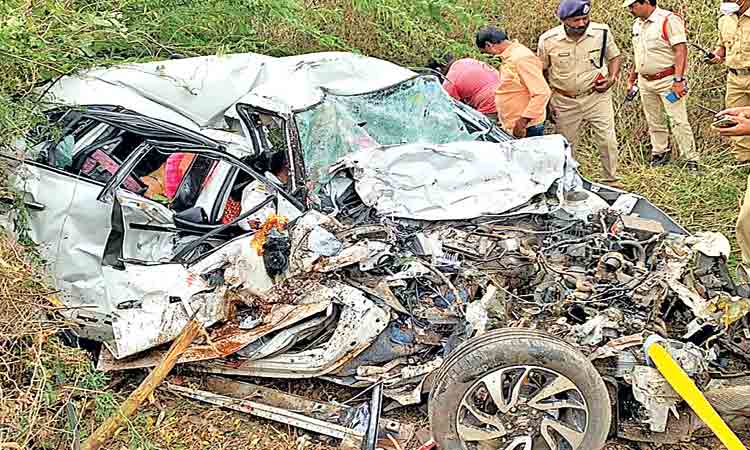 కారు, బస్సు ఢీ.. నలుగురు దుర్మరణం