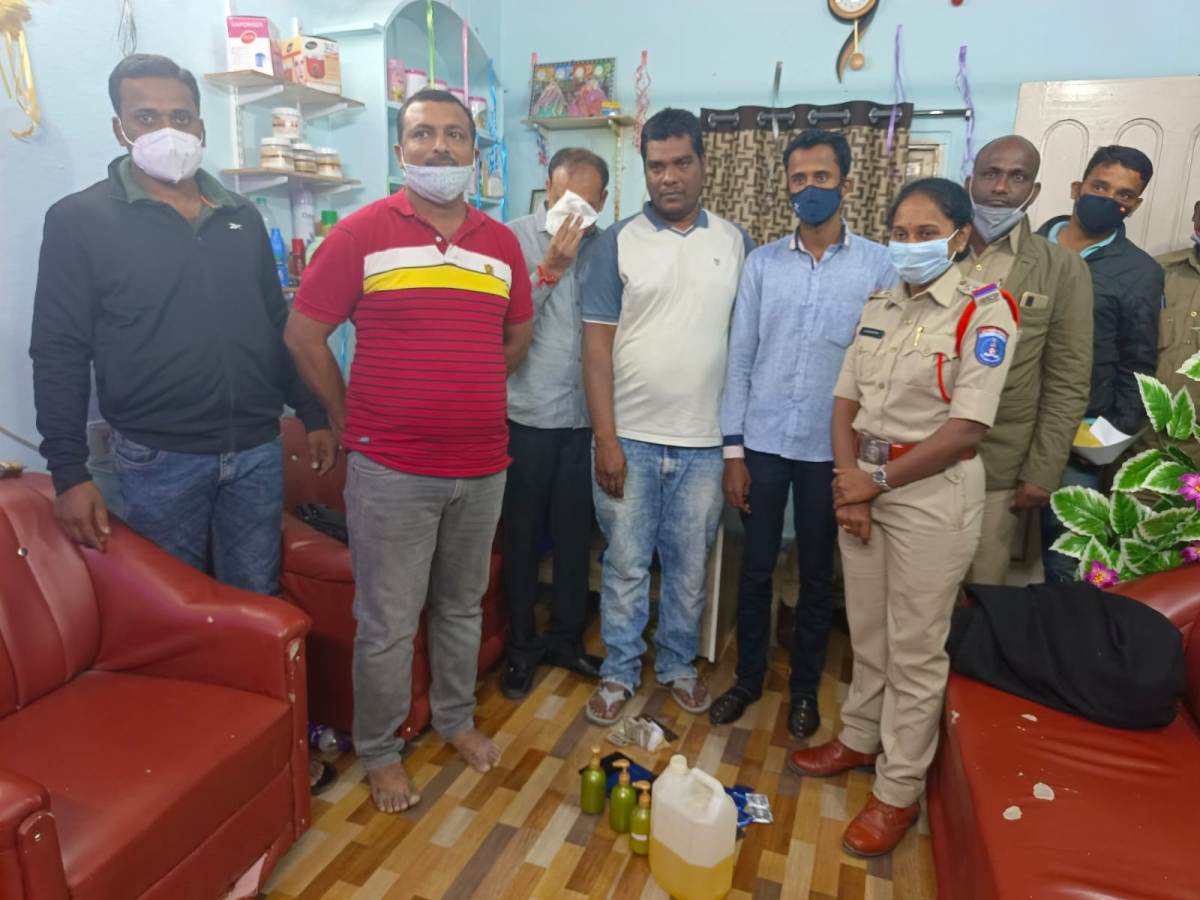 Prostitution | బ్యూటీ పార్లర్ ముసుగులో వ్యభిచారం