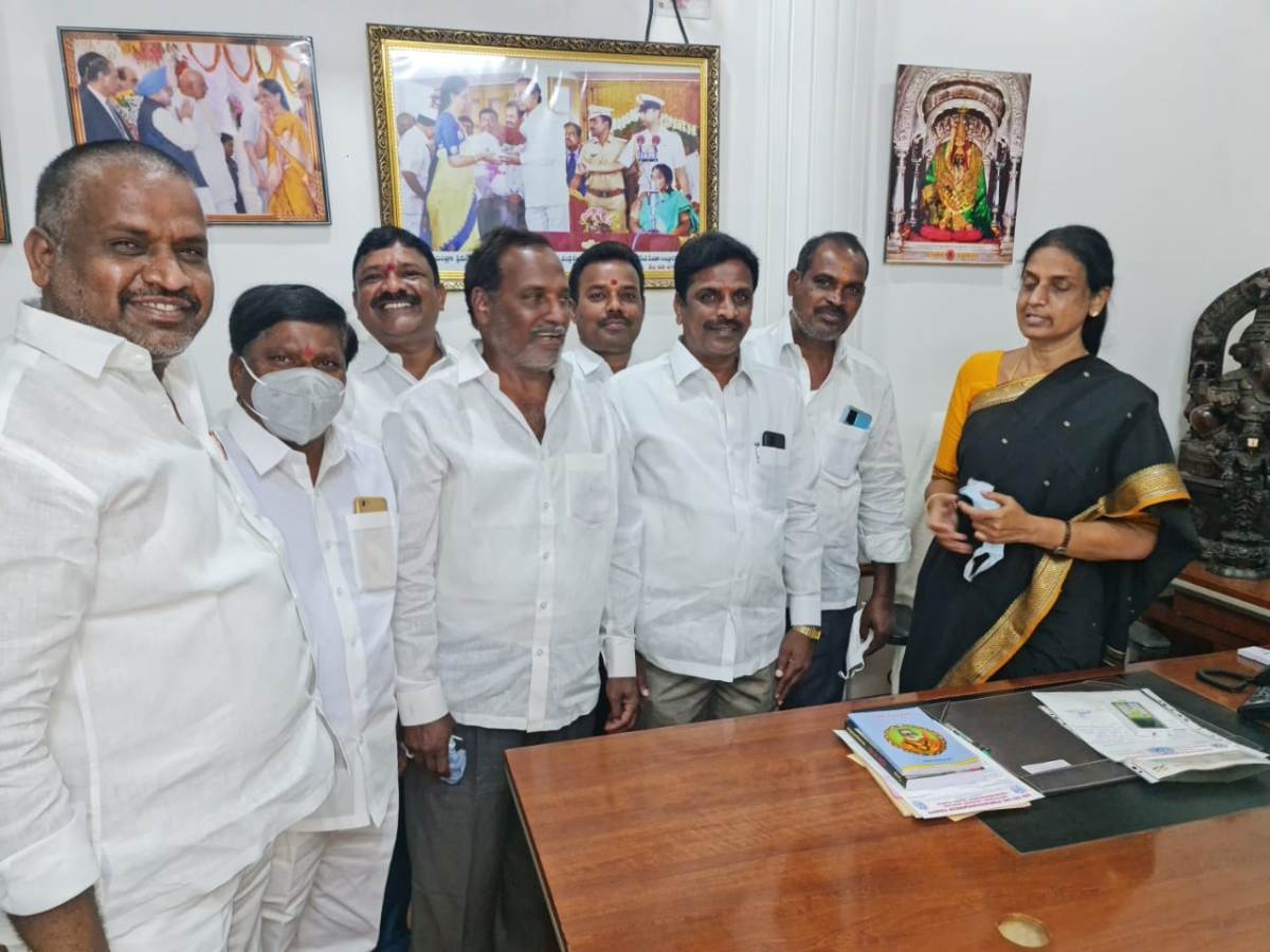 Construction of CC Roads | మంత్రి స‌బితారెడ్డికి కృత‌జ్ఞ‌త‌లు తెలిపిన గ్రామ‌స్తులు