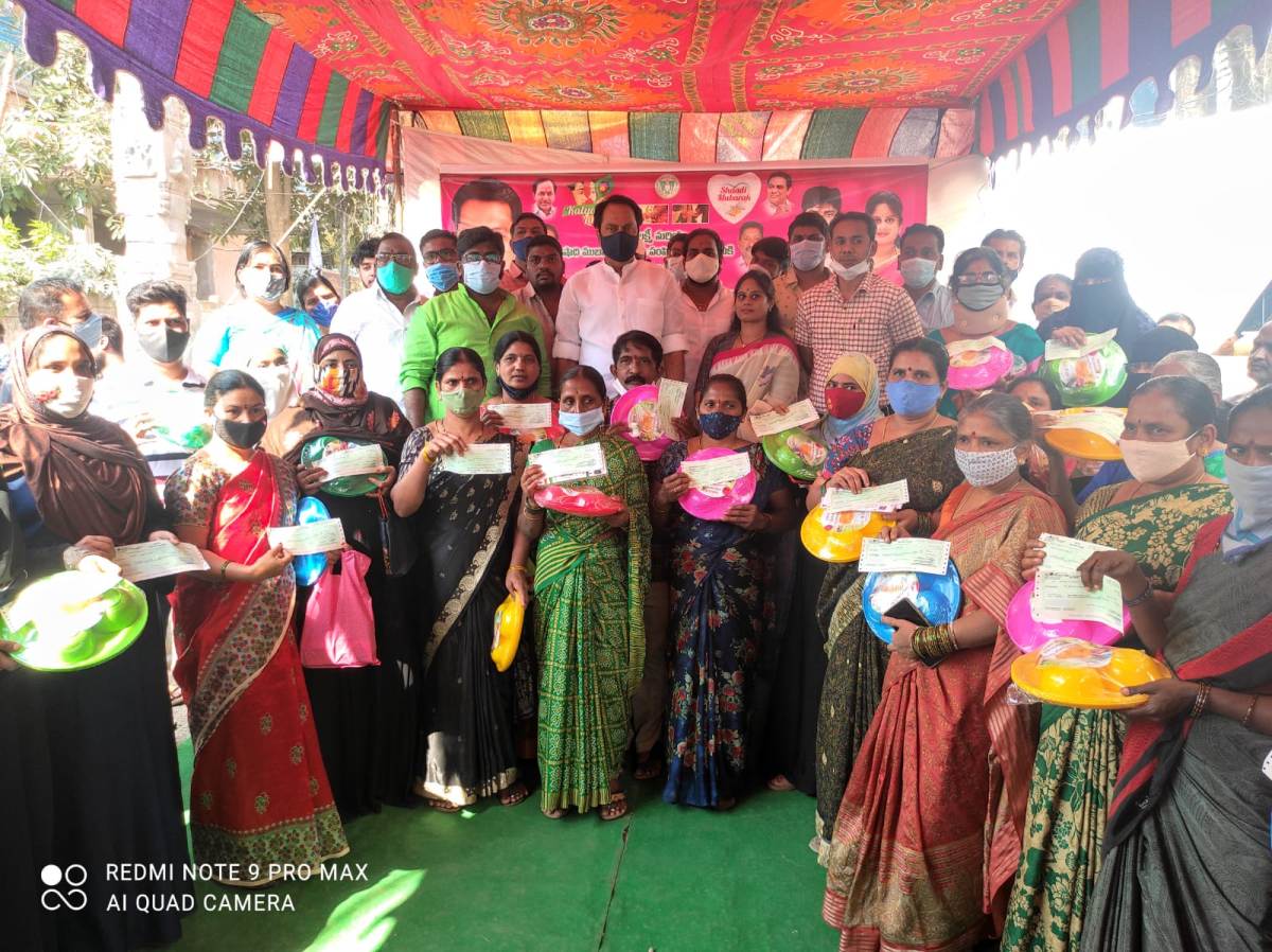 Kalyanalaxmi | కల్యాణ లక్ష్మి.. షాదీముబారక్‌ చెక్కులు పంపిణీ చేసిన ఎమ్మెల్యే మాగంటి