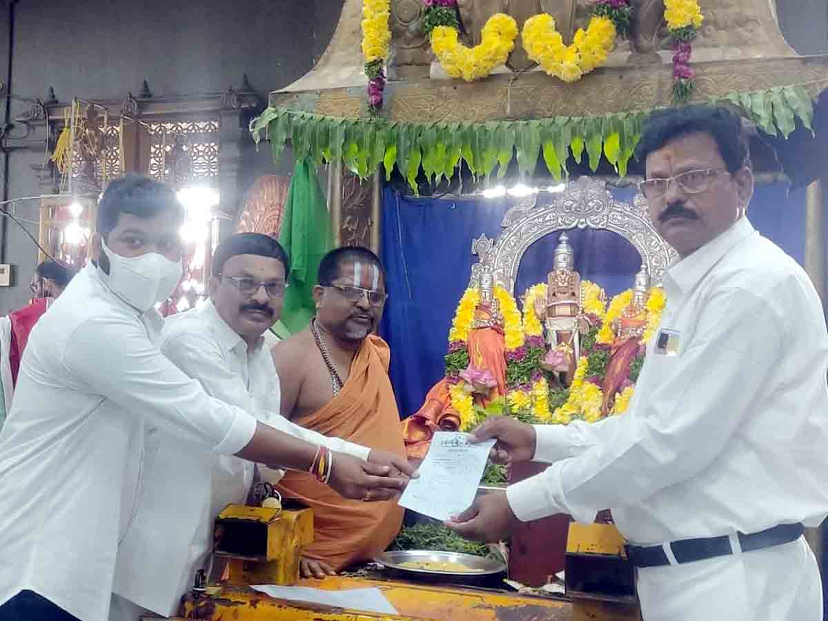 Yadadri temple : యాదాద్రి స్వర్ణతాపడానికి రూ. 51,116 విరాళం..