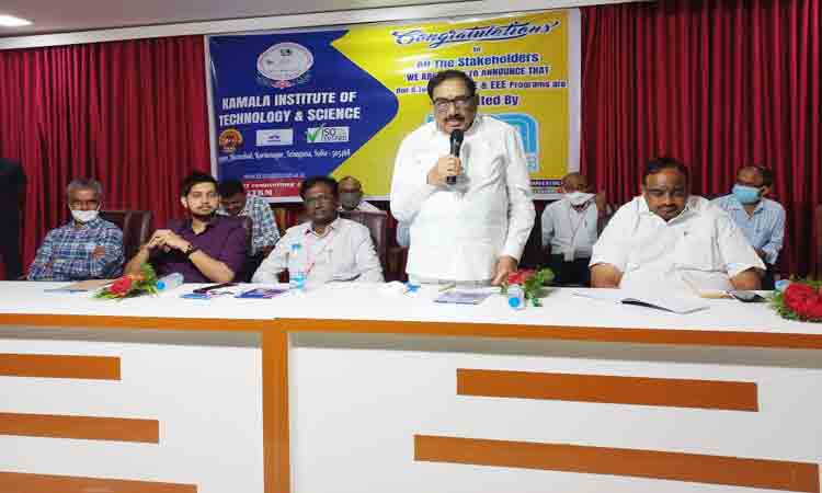 విద్యార్థుల పరిపూర్ణ అభివృద్ధికి కృషి చేయాలి