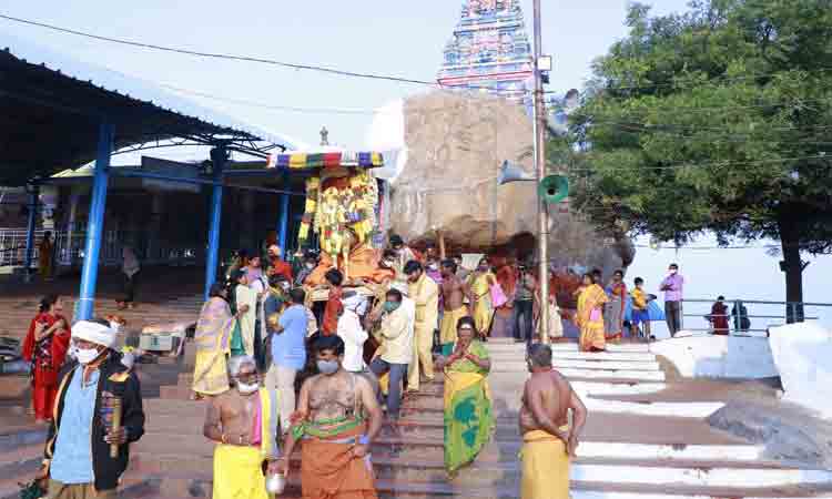 అశ్వవాహనంపై పార్వతీపరమేశ్వరులు