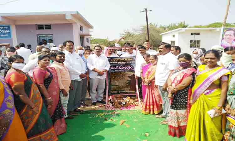 మహిళలు అన్ని రంగాల్లో రాణించాలి