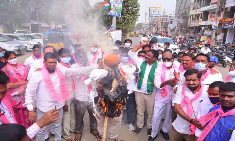 మోదీపై మర్లవడ్డ జనం
