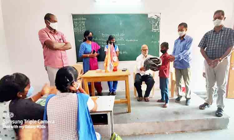 విద్యార్థులను ప్రోత్సహించాలి