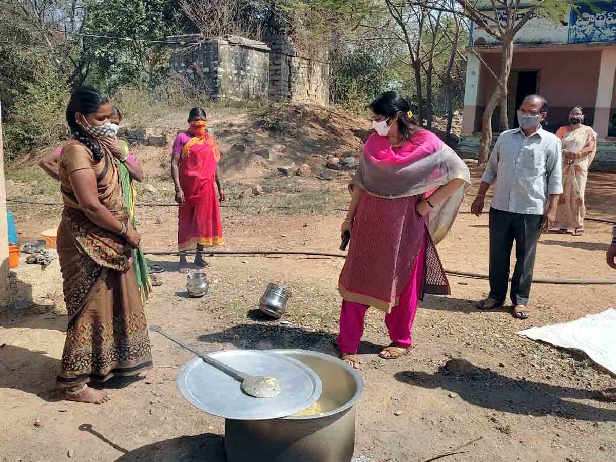 COVID : నిబంధనలు పాటిస్తూ విద్యాబోధన చేయాలి.. డీఈవో రేణుకాదేవి