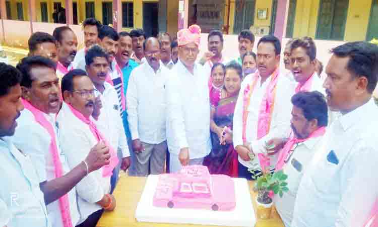 రక్తదానం చేసి.. కేక్‌ కట్‌ చేసి..