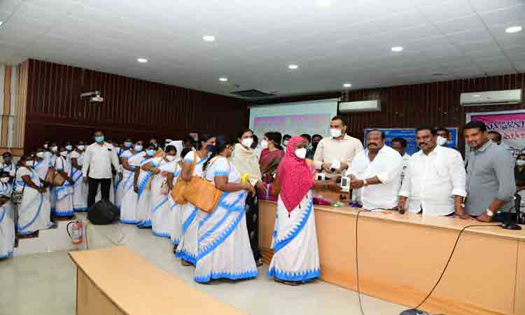 సర్కారు బడులను బలోపేతం చేస్తాం