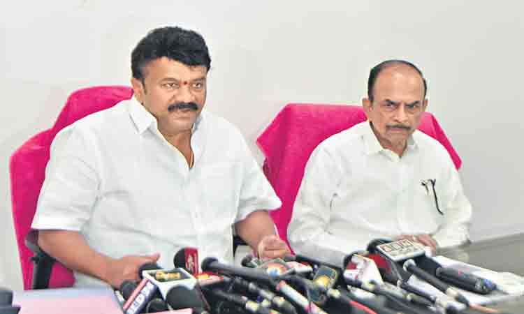 ప్రజాప్రతినిధుల పిల్లల్ని ప్రభుత్వ పాఠశాలల్లో చేర్పించాలి