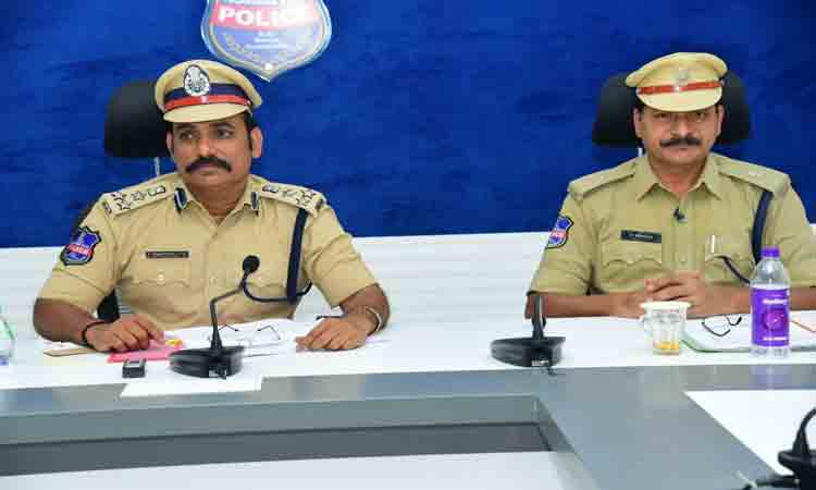 పెండింగ్‌ కేసులను పరిష్కరించాలి