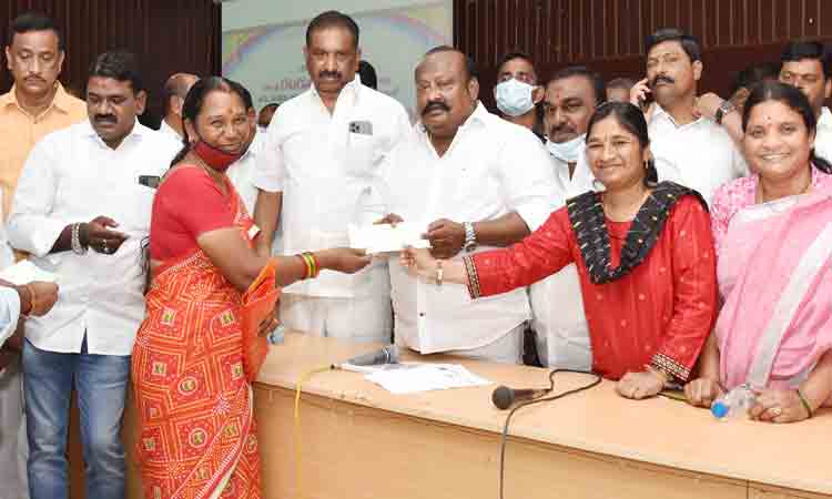 పేదింట ‘కల్యాణ’ కాంతులు