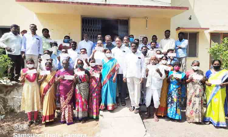 సీఎంఆర్‌ఎఫ్‌ చెక్కుల పంపిణీ