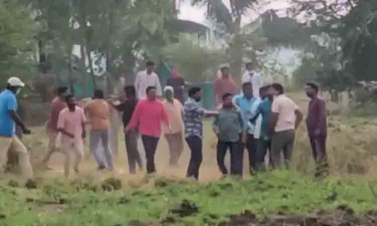 రెచ్చిపోయిన పేకాటరాయుళ్లు.. ఎస్ఐపై దాడి..గాయాలు