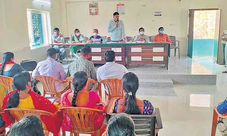 ఉపాధిహామీ పనుల్లో పురోగతి సాధించాలి