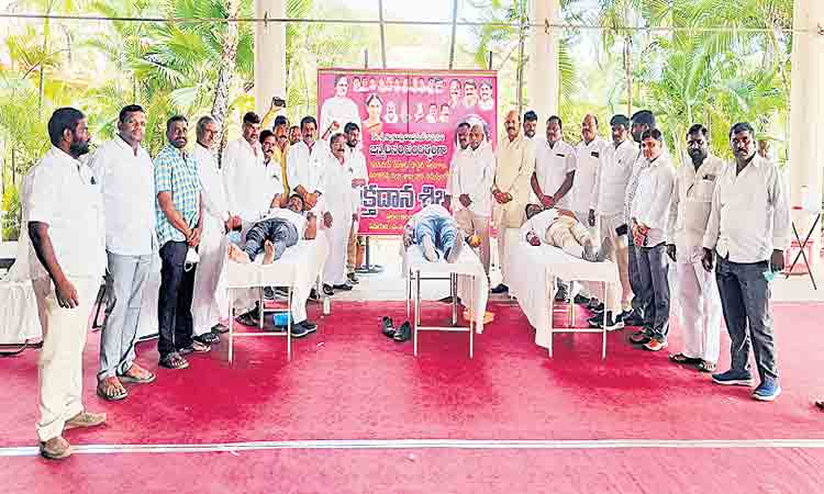 రక్తదాన శిబిరాలు.. ప్రత్యేక పూజలు