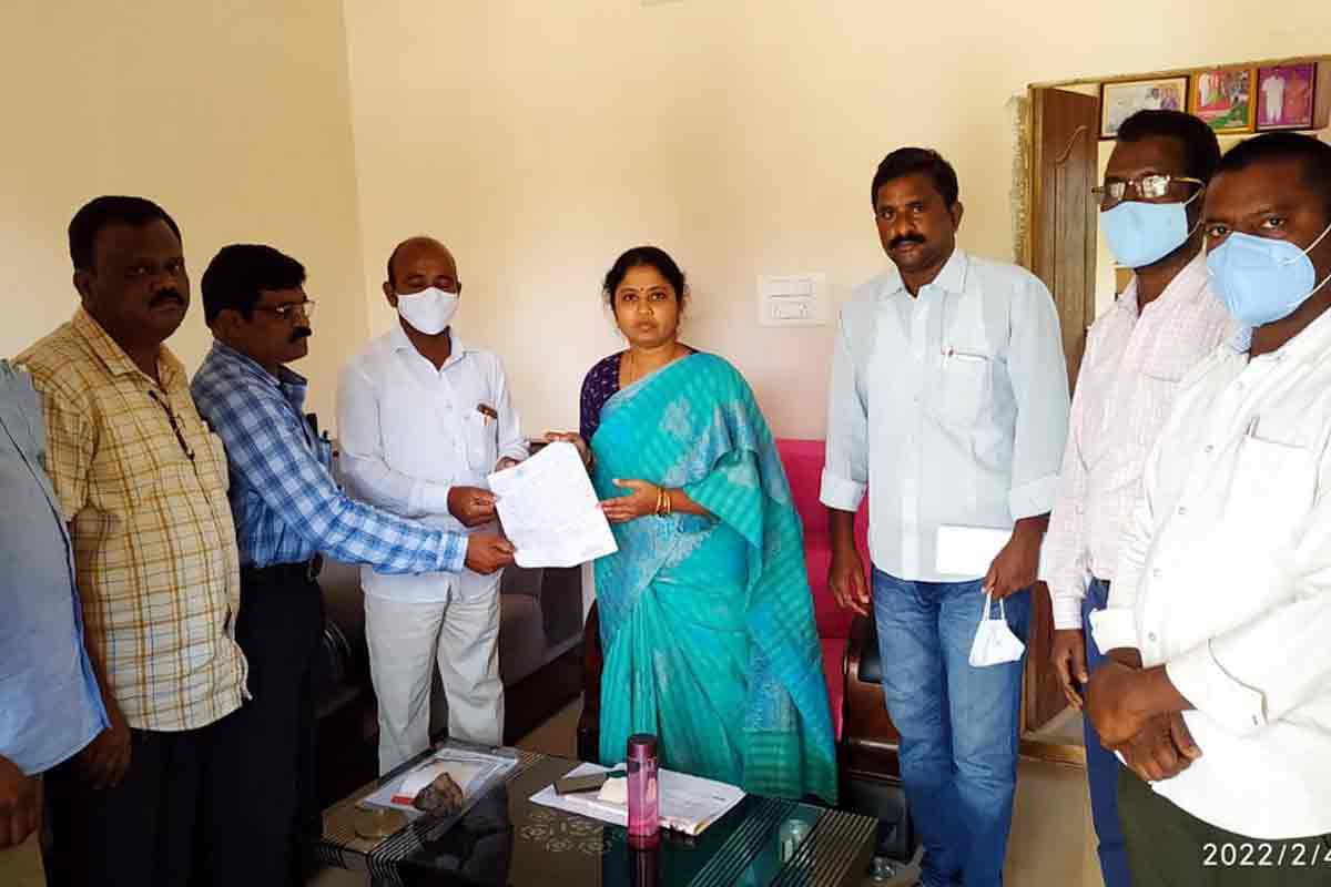 ఎమ్మెల్యే హరిప్రియకు వినతిపత్రం అందిస్తున్న అధ్యాపకులు