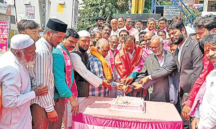 వందేండ్లు..వర్ధిల్లు !!