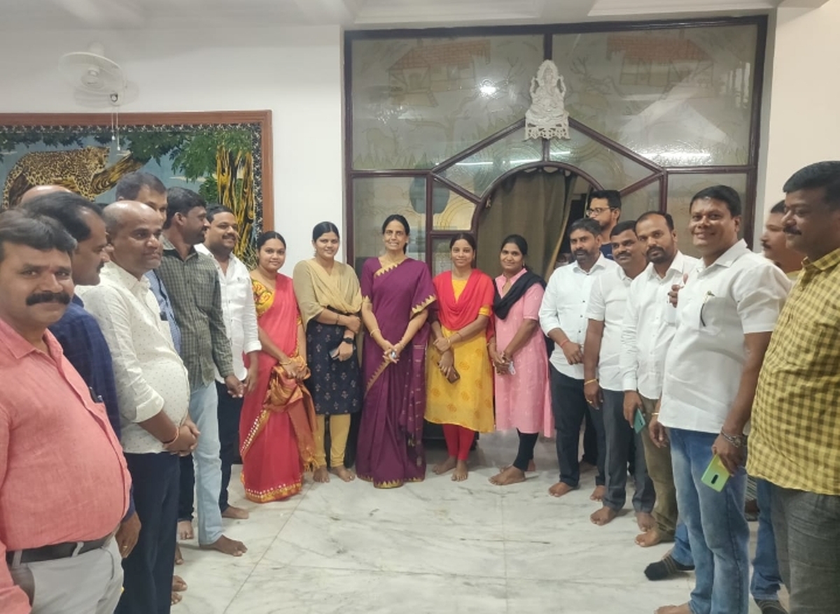 Sabita Indrareddy | మంత్రి పి సబితా ఇంద్రారెడ్డిని కలిసిన నందిహిల్స్​‍ కాలనీ వాసులు