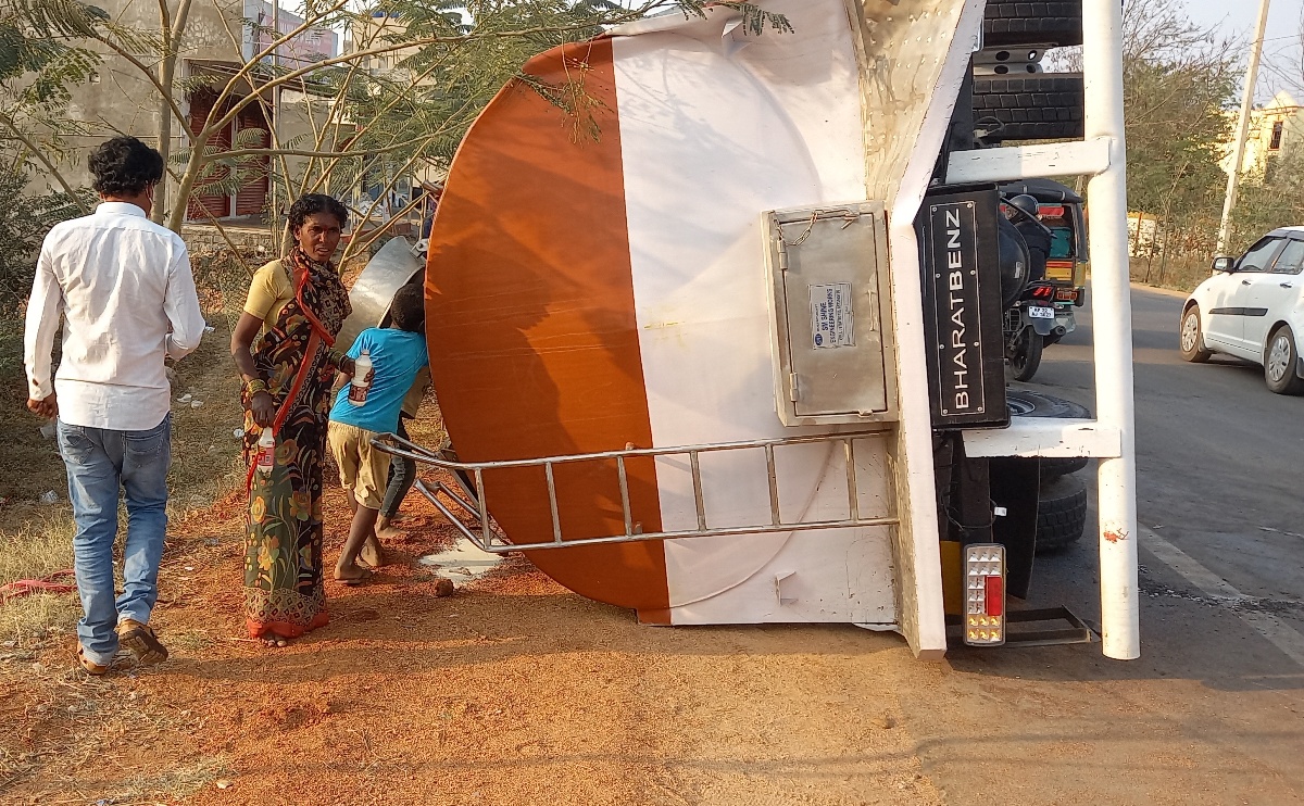 Milk tanker‌ | పాల కోసం జనం పరుగులు