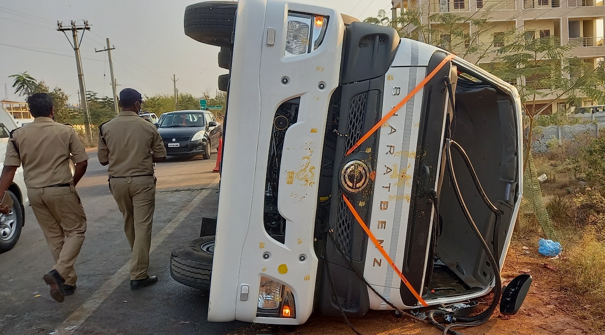 Road accident | పాల ట్యాంకర్‌ను ఢీ కొట్టిన టిప్పర్‌