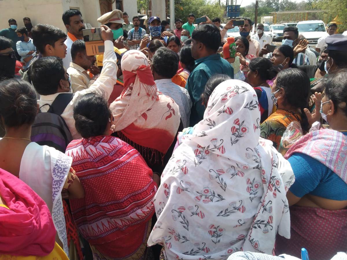 Cantonment womens | బీజేపీ నాయ‌కుల‌పై కంటోన్మెంట్ మ‌హిళ‌ల మండిపాటు