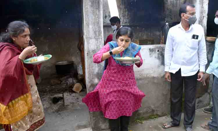 కలెక్టర్.. మధ్యాహ్న భోజనం