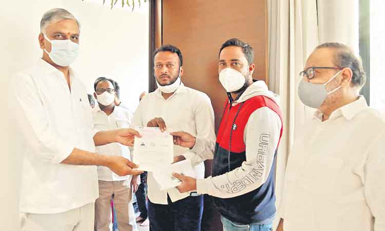 నాడు ఈటల చిన్నచూపు.. నేడు బాసటగా హరీశ్రావు