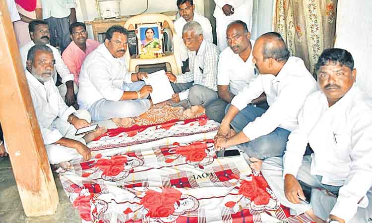 కాంగ్రెస్‌ నేత కుటుంబానికి రైతుబీమా