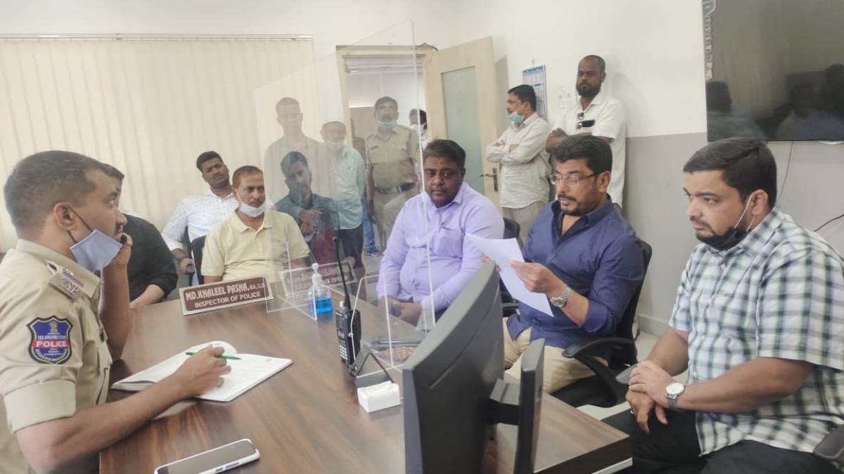 Attacked the hotel | హోట‌ల్‌పై దాడిచేసిన నిందితులపై కఠిన చర్యలు తీసుకోవాలి