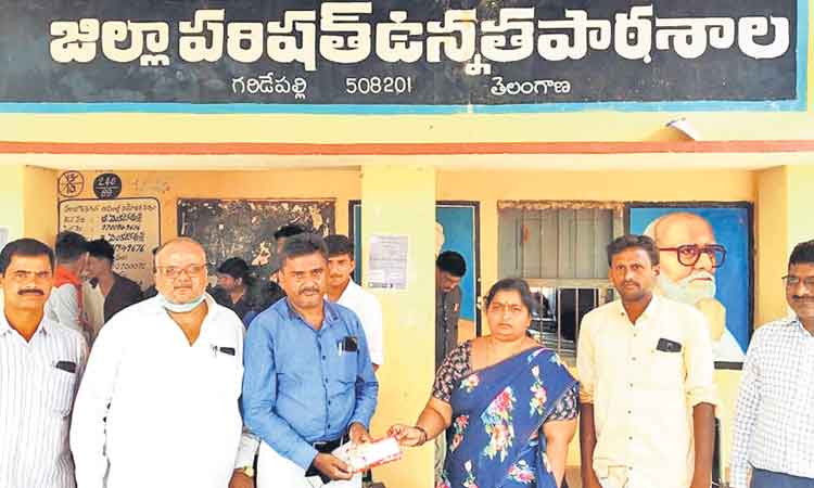 పాఠశాల అభివృద్ధికి 50 వేల విరాళం