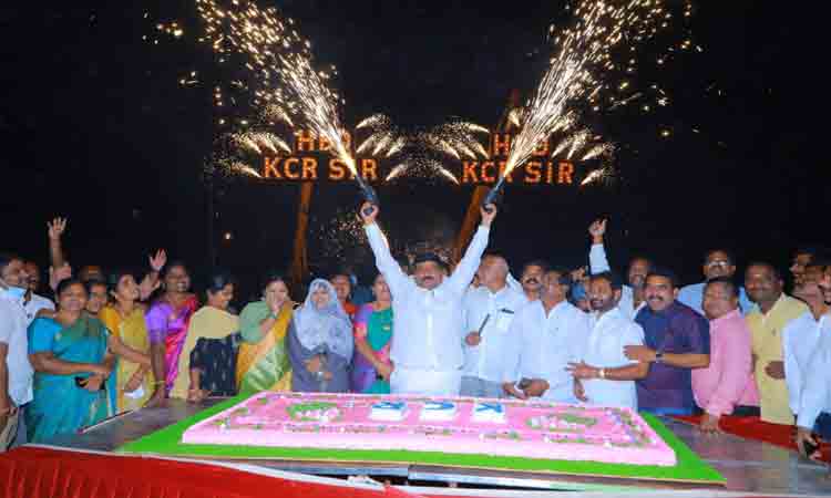 వర్ధిల్లు వెయ్యేళ్లు..