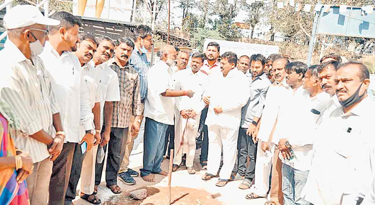 ఐలమ్మ విగ్రహానికి ప్రహరీ ఏర్పాటుకు చర్యలు