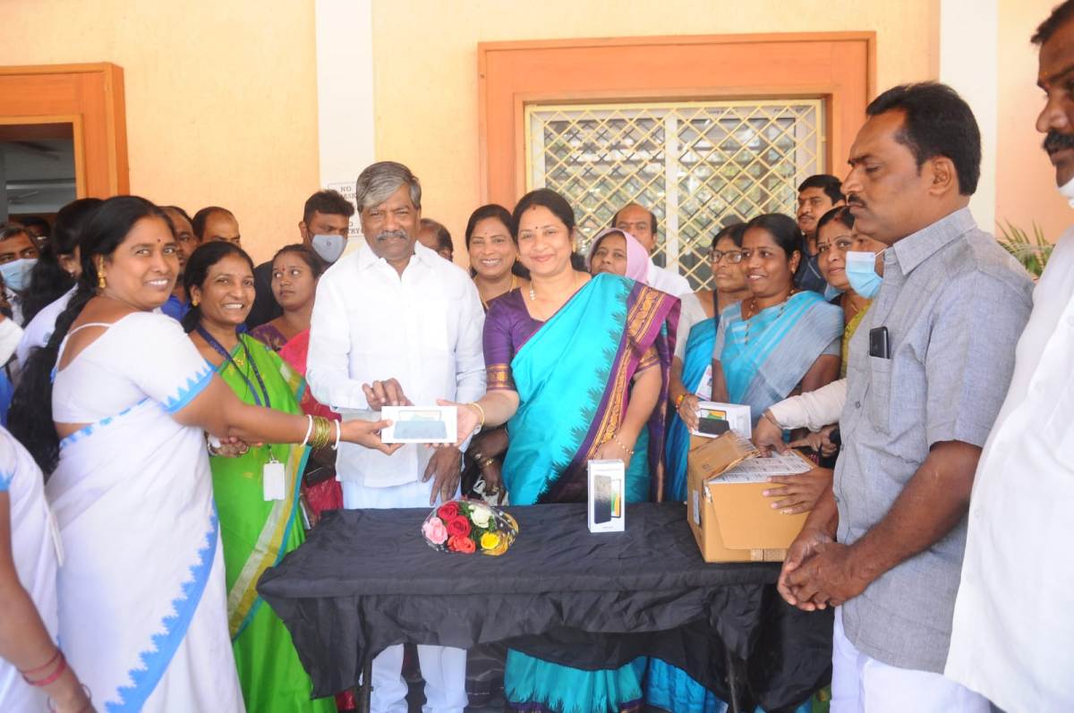 Asha workers | ఆశావర్కర్లకు మొబైల్‌ ఫోన్లను పంపిణీ చేసిన డిప్యూటీ స్పీకర్‌, డిప్యూటీ మేయర్‌