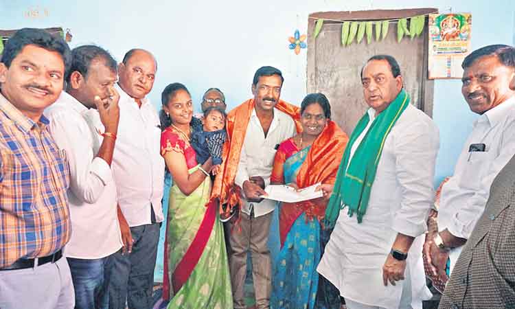 కేసీఆర్‌తోనే దేశాభివృద్ధి సాధ్యం