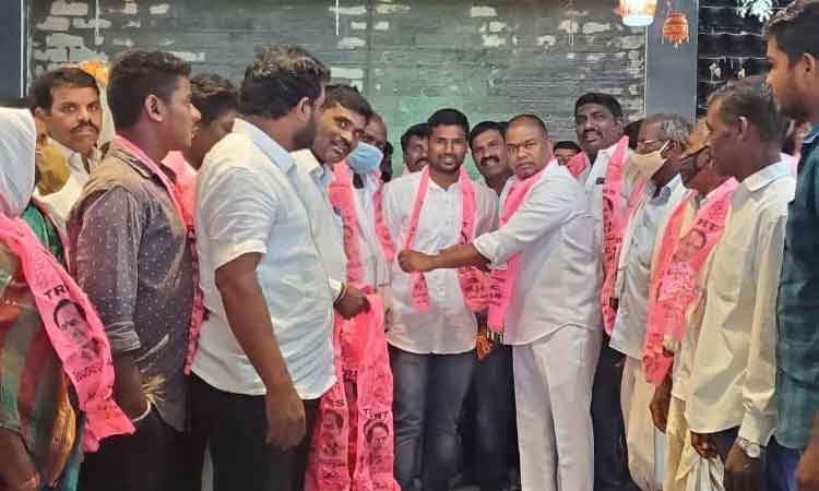 టీఆర్‌ఎస్‌లో చేరికల జోరు