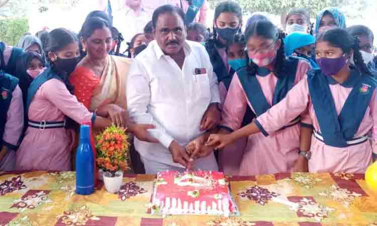 ఘనంగా సీఎం కేసీఆర్‌ జన్మదిన వేడుకలు