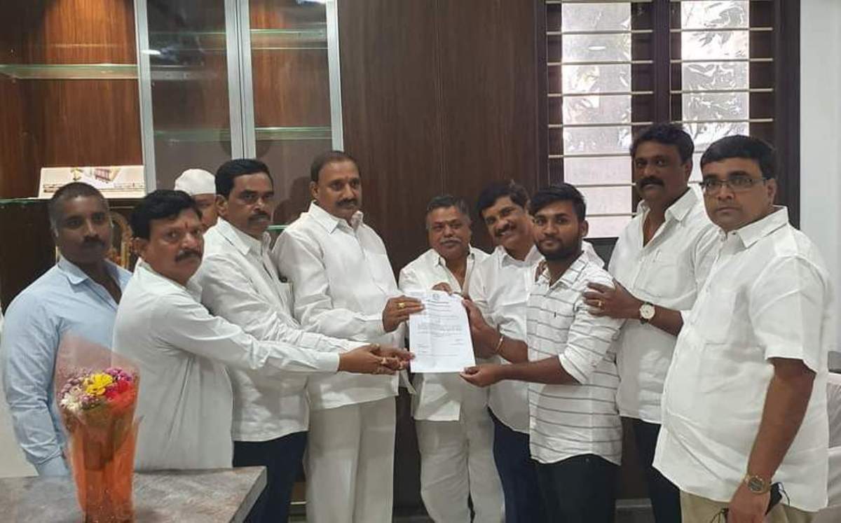 CM Relief Fund | సీఎంఆర్ఎఫ్ చెక్కులు పంపిణీ చేసిన ఎమ్మెల్యే