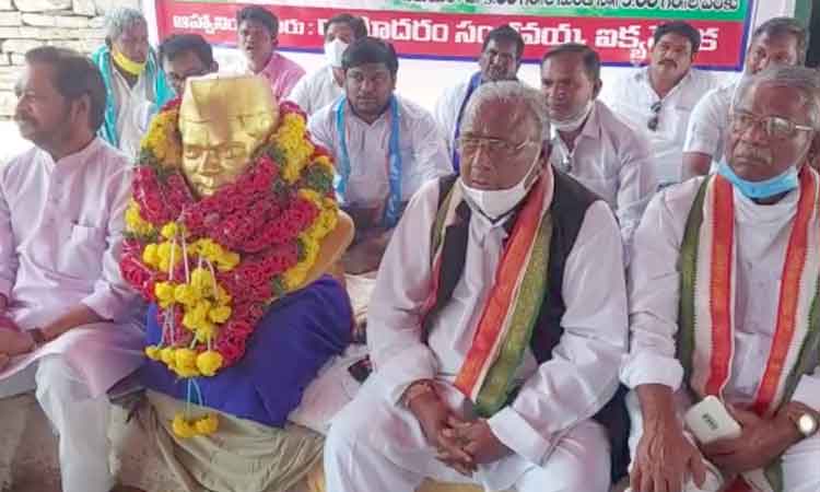 కర్నూలులో తెలంగాణ కాంగ్రెస్‌ సీనియర్‌ నేత దీక్ష..