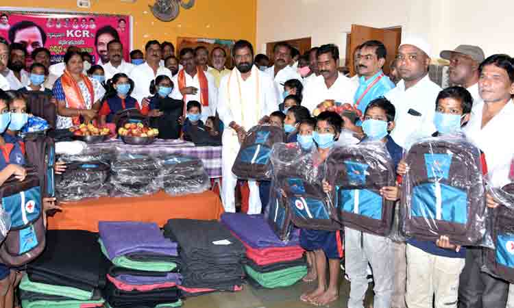 అభిమానాన్ని చాటకోవాలి