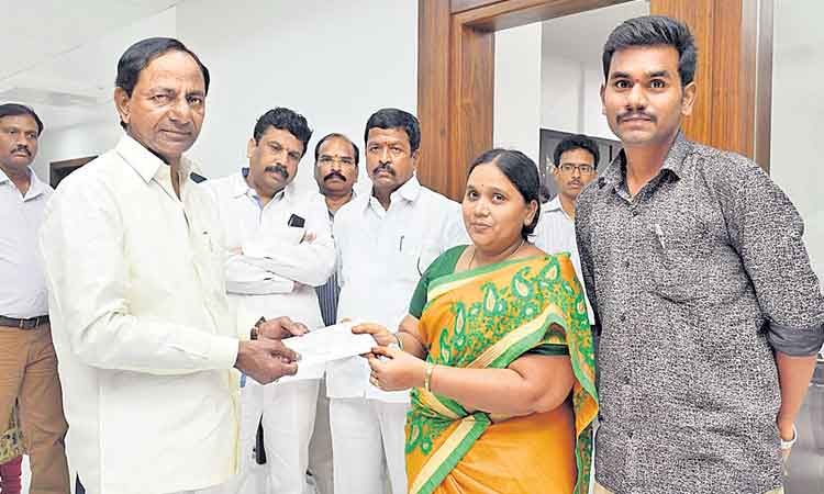 అమర పోలీస్‌ కుటుంబానికి అండగా సీఎం కేసీఆర్‌