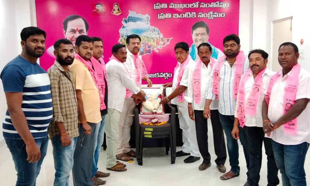 జాతిపిత మహాత్మా గాంధీకి ఘన నివాళి