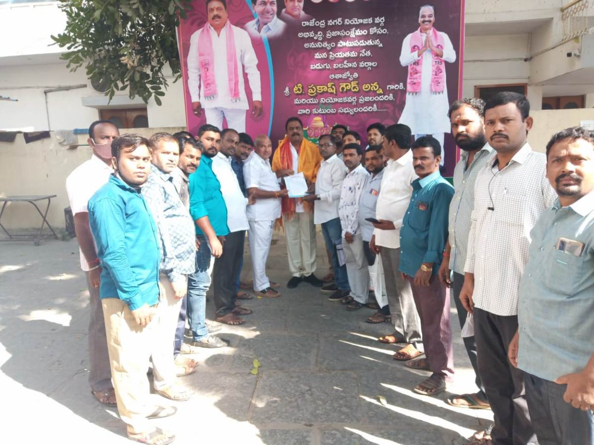 Construction of the temple | దేవాల‌య నిర్మాణానికి చేయుతనందించాలని ఎమ్మెల్యేకు వినతి