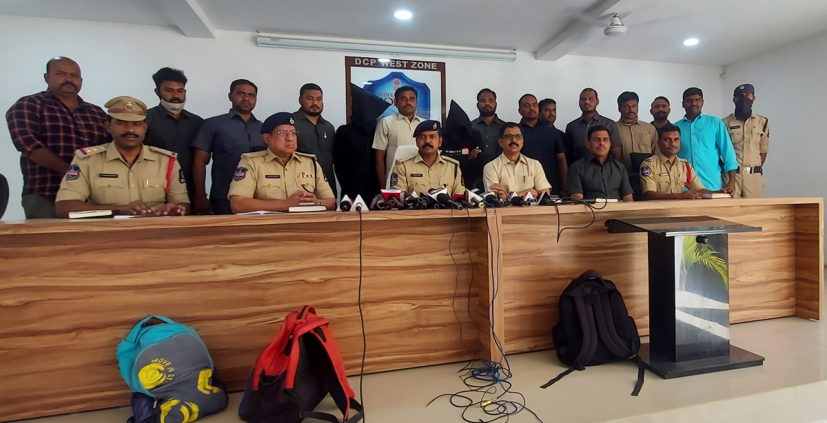 Police caught the robbers | దొంగలను పట్టుకున్న పోలీసులు..50 తులాల బంగారు న‌గ‌లు స్వాధీనం