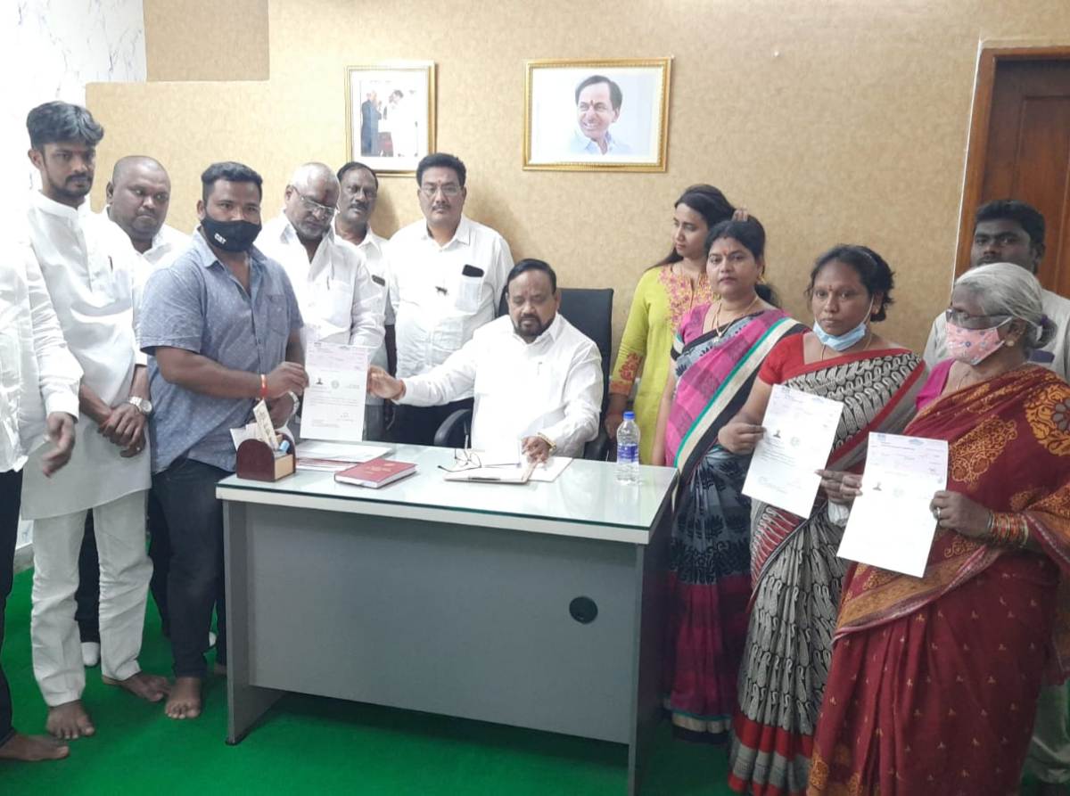 CM Relief Fund | లబ్దిదారులకు సీఎంఆర్‌ఎఫ్‌ చెక్కుల అందజేత 