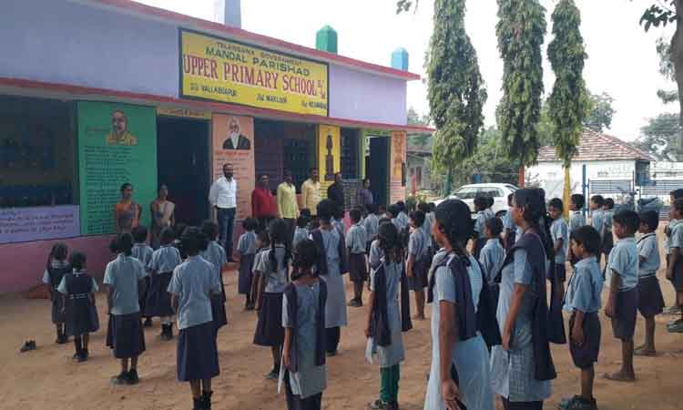 చేయి చేయి కలిపి..బడికి బాసటగా నిలిచి..